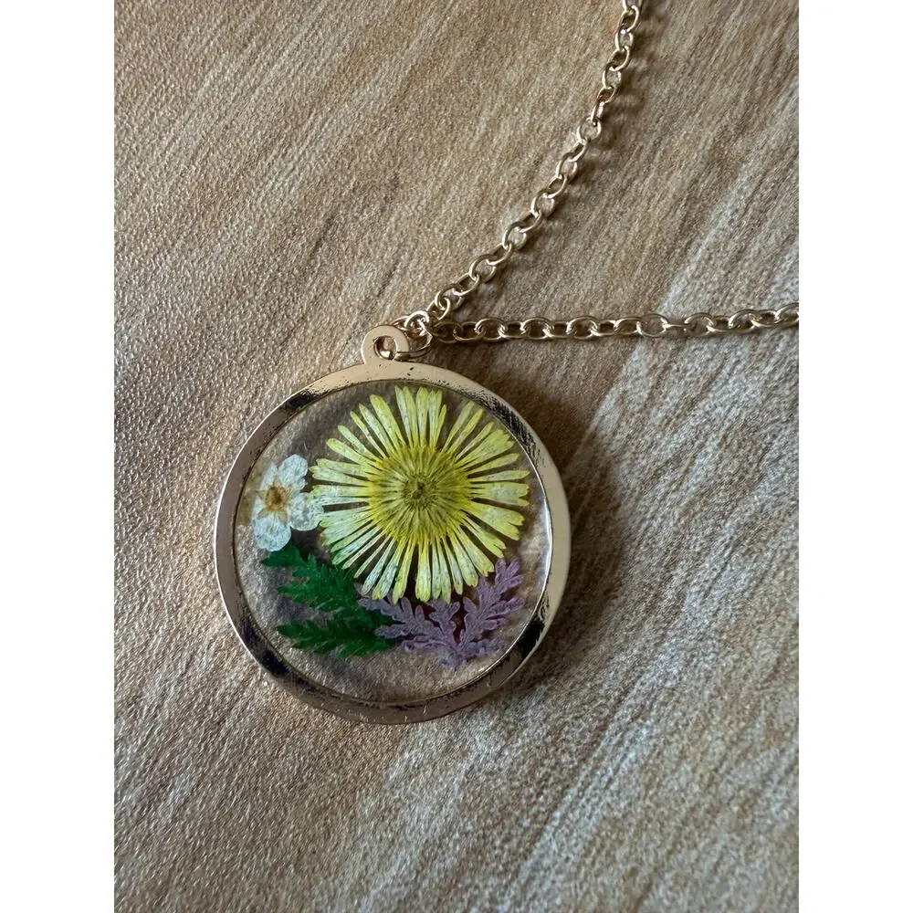 6/$25 NWT Crystal Avenue Flower Resin GoldTone Floral Pendant Botanical Necklace